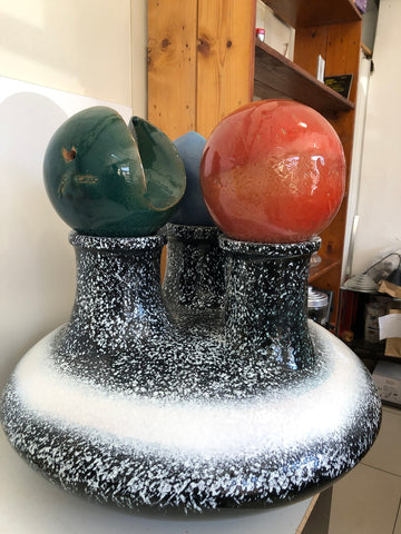 VASO MODERNO IN CERAMICA TRE BOCCHE C/ELEMENTI DECORATIVI DIAMETRO 60 CM