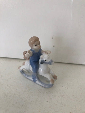 BAMBINO IN PORCELLANA H8X7CM