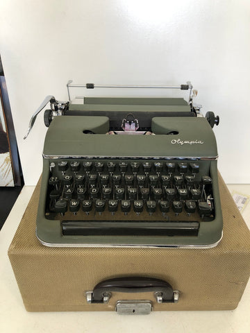 MACCHINA DA SCRIVERE OLYMPIA WERKE WEST GMBH CON CUSTODIA
