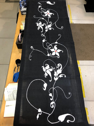 STRISCIA NERA CON FIORI DIPINTI A MANO L134X47 CM