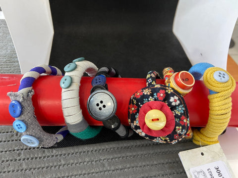 BRACCIALE RIGIDO C/BOTTONI APPLICATI