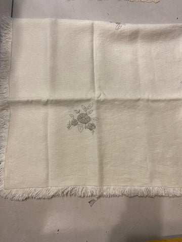 CENTRO TAVOLA L104X104CM PANNA IN LINO C/RICAMO A MANO