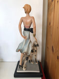 SCULTURA DI DONNA CON CANE GUIDO CORTESE H35
