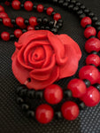 COLLANA LUNGA PERLINE NERE/ROSSE C/CIONDOLO ROSA ROSSA