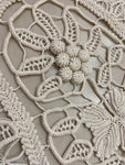 CENTRINO L30X74CM OVALE INTAGLIO BIANCO C/NODINI