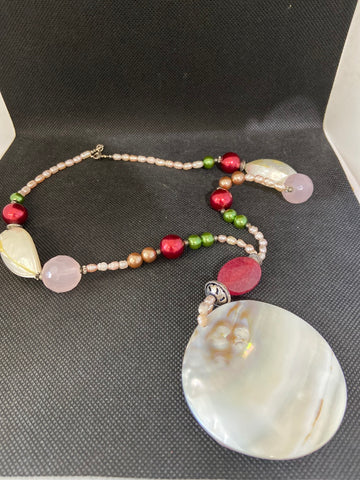 COLLANA LUNGA C/PERLINE SCARAZZE/PIETRE E MADREPERLA