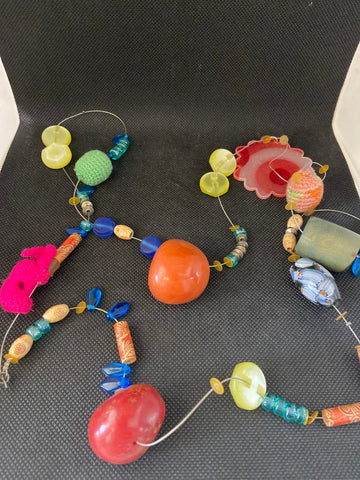 COLLANA LUNGA C/PIETRE/APPLICAZIONI MULTICOLOR