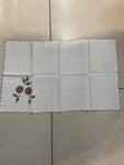 CENTRO TAVOLA L41X66CM LINO BIANCO C/RICAMO FIORI A QUADRI