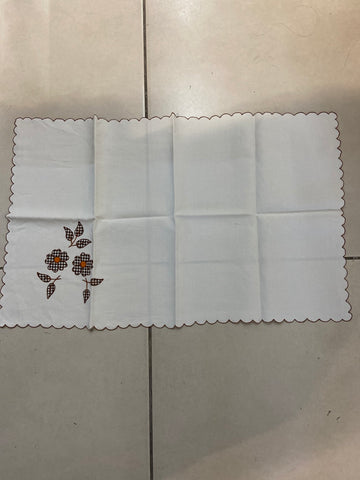 CENTRO TAVOLA L41X66CM LINO BIANCO C/RICAMO FIORI A QUADRI