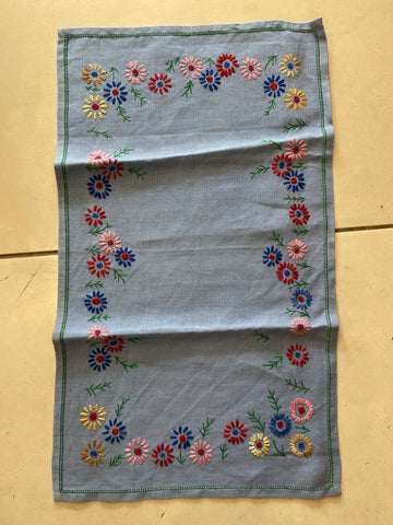 CENTRINO L46X27CM AZZURRO C/RICAMO FIORI COLORATI