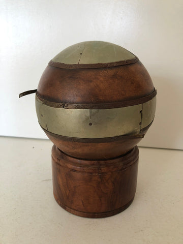 SFERA IN LEGNO E LAMIERINO CON RIALZO H15XDIAMETRO10 CM