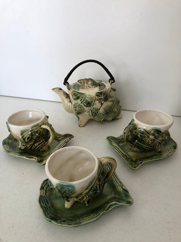 SERVIZIO THE' IN CERAMICA TIPO CONCHIGLIA 7 PZ + PIATTI