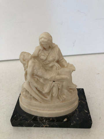 STATUA PIETA' IN RESINA H10XL8XP4 CM