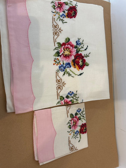 ASCIUGAMANO+OSPITE IN LINO BIANCO/ROSA C/RICAMO PUNTOCROCE FIORI