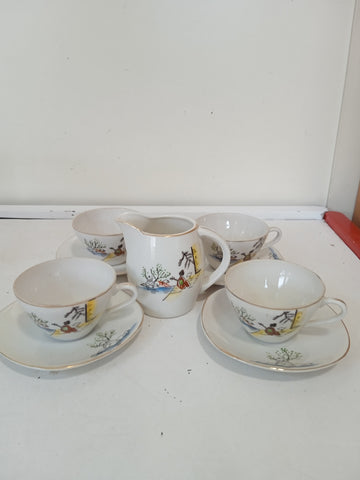 4 TAZZE IN PORCELLANA STILE ORIENTALE + LATTIERA + PIATTI