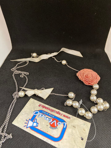 COLLANA PERLE BIANCHE E FIORE ROSA