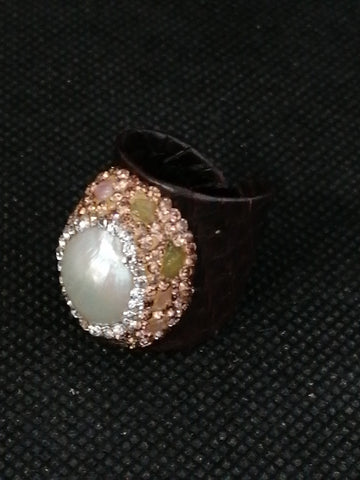 ANELLO IN PELLE MARRONE C/PERLA E STRASS