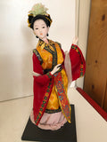 GEISHA IN PORCELLANA E TESSUTO H30XL13 CM