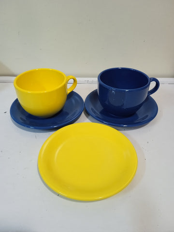 COPPIA TAZZE CERAMICA COLORATA BLU GIALLA + TRIS PIATTI