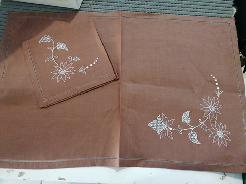 SET COLAZIONE LINO MARRONE CON RICAMO