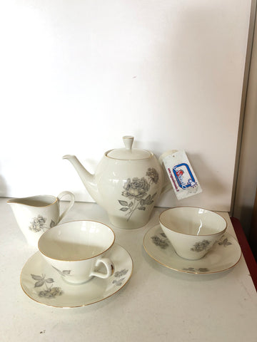 SERVIZIO THE' IN PORCELLANA RICHARD GINORI 8 PZ + PIATTI ( MANCA ZUCCHERIERA )