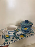 VASSOIO IN CERAMICA CATALDO CALTAGIRONE H2XL20XP10 CM + TAZZA + ZUCCHERIERA