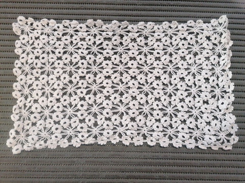 CENTRINO L40X23CM BIANCO A FIORI INTAGLIATO