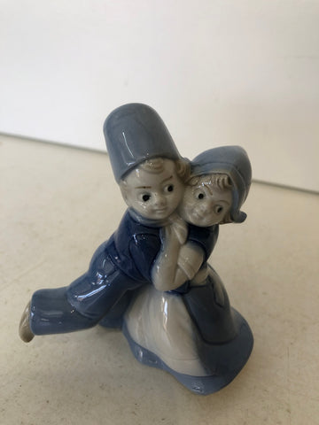 STATUA CONTADINI IN PORCELLANA TIPO COPENHAGEN H8XL5XP4 CM