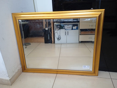 SPECCHIO MOLATO CON CORNICE COLOR ORO 93X73