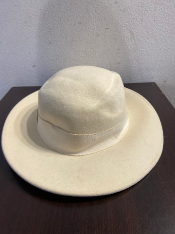 CAPPELLO IN PANNO COLORE BEIGE