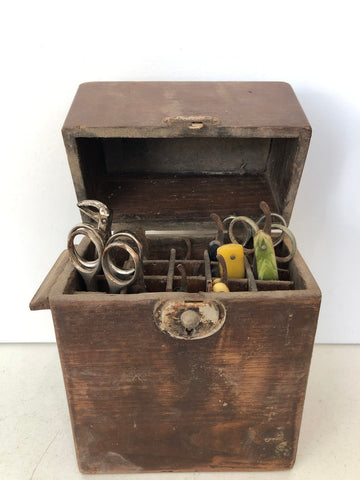 CASSETTINA IN LEGNO CON 10 RASOI E PINZA TIRA DENTI E 2 COPPIE DI FORBICI