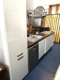 CUCINA BIANCA SENZA PENSILI CON FRIGO LAVASTOVIGLIE E PIANO COTTURA L300