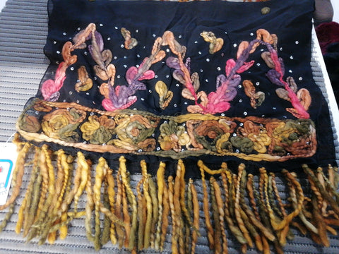 SCIARPA VELATA NERA C/FRANGE E APPLICAZIONI IN LANA SENAPE