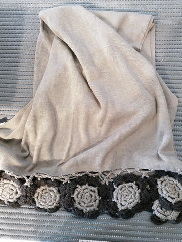 SCIARPA BEIGE C/FIORI APPLICATI MARRONE